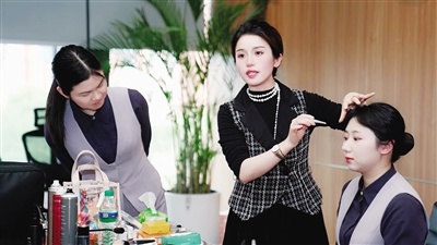 妆造从业者正在为市民化妆