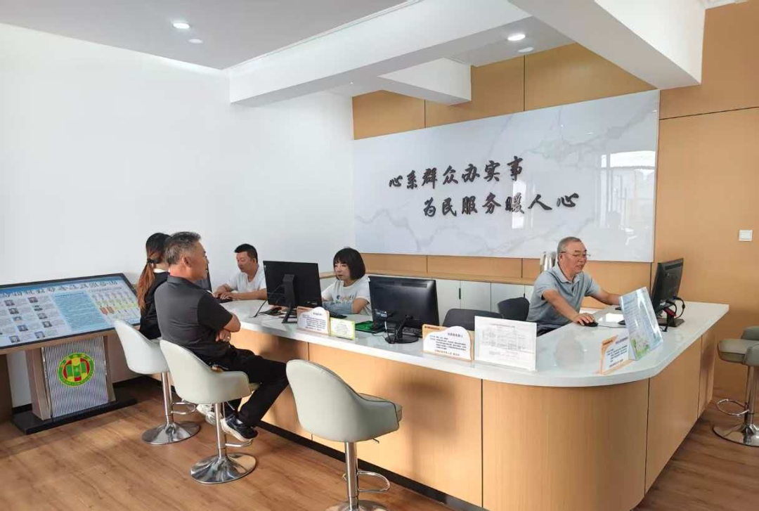 图为新华路街道综治中心工作人员接待来访群众