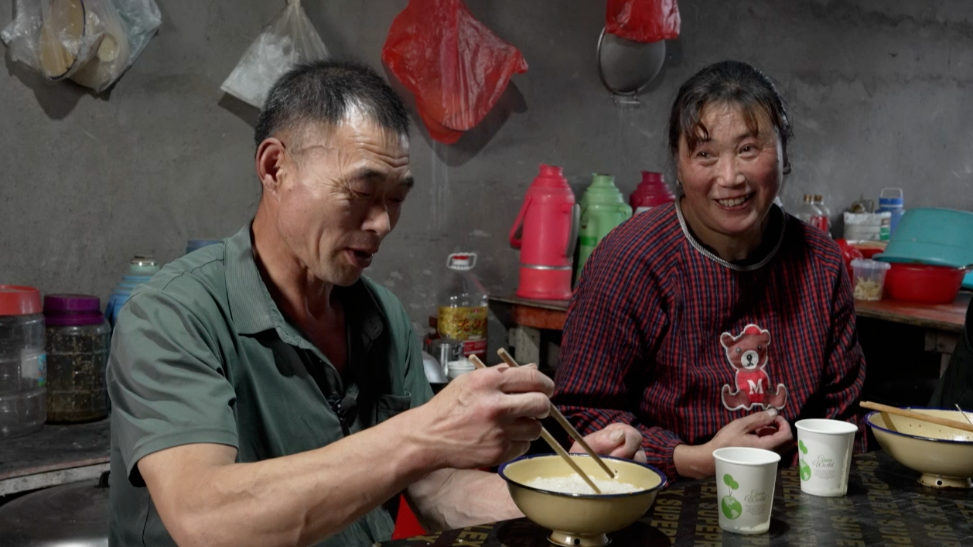 “吵吵闹闹一辈子，坎坎坷坷才是一家”，老君山挑山工夫妻的“互怼”日常，笑着笑着就哭了