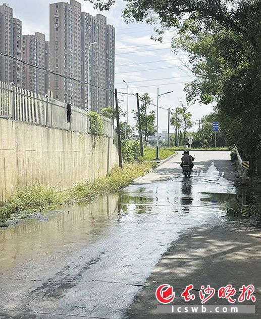 7月23日,记者来到现场走访时看见连晴几日后,路面仍有积水。