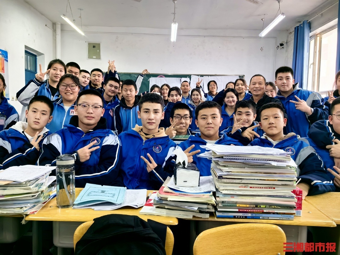 李卯阶援疆时和孩子们的合影。受访者供图