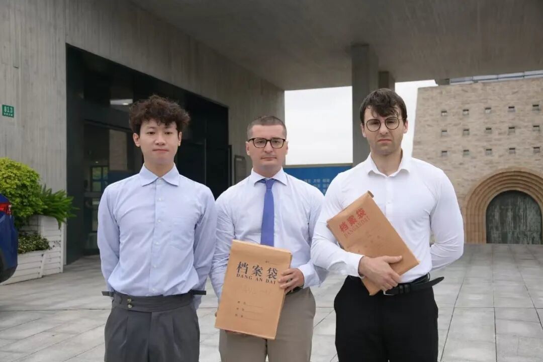 三位青年在上海淞沪抗战纪念馆捐赠抗战档案 受访者供图