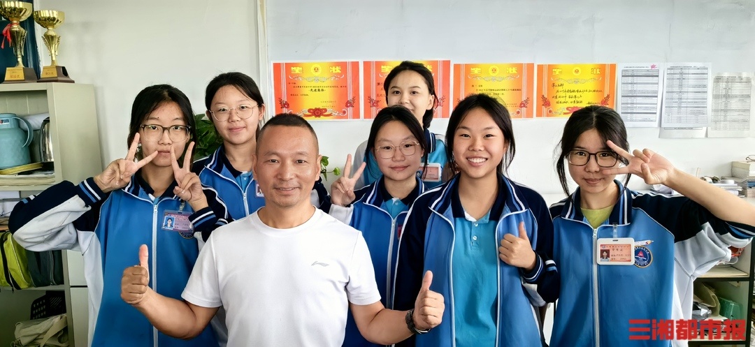 李卯阶援疆时和孩子们的合影。受访者供图