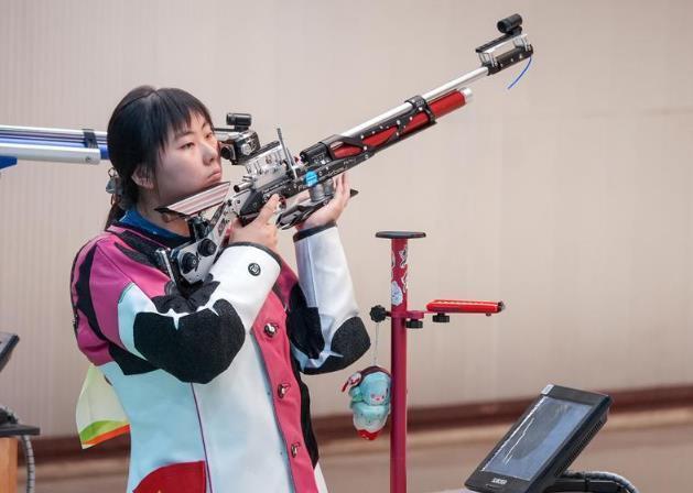 西安选手王雨辰参加甲组女子10米气步枪决赛。