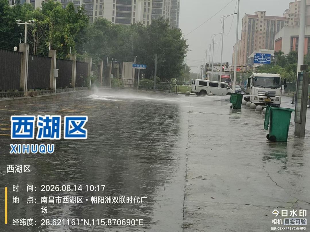 ▲运营方定期安排车辆清洗疏导点地面油污