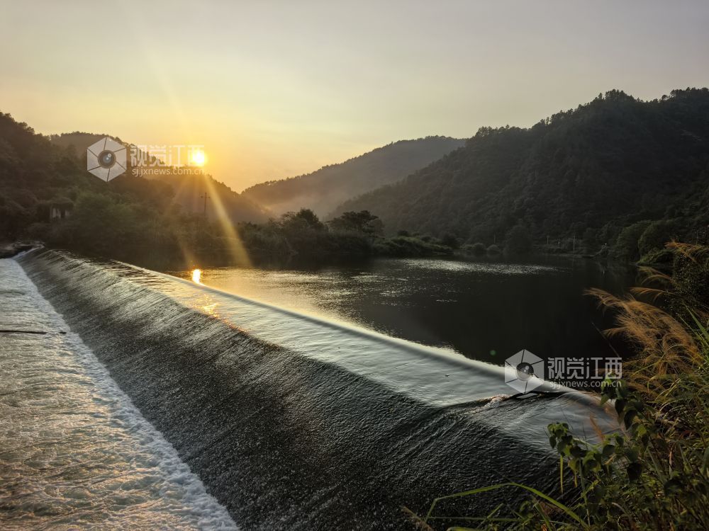 夕阳下美丽河坝。