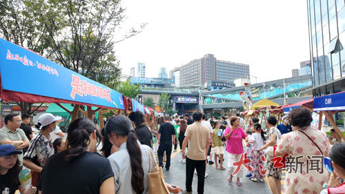 “赣超狂欢夜”活动中的潮流市集吸引了很多市民前来打卡。