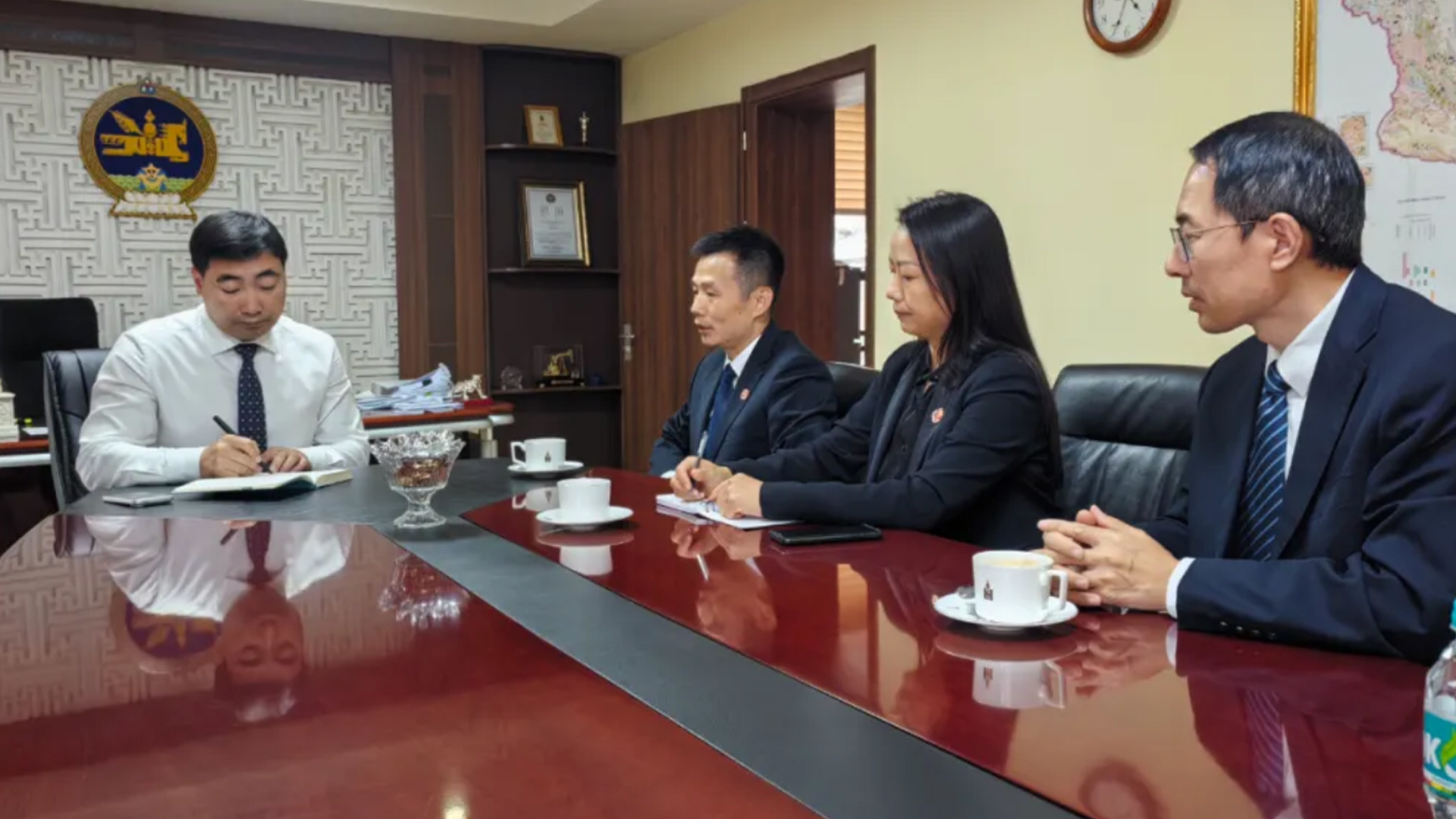 蒙古不法分子擅闯中资石油勘探企业营地，滋扰正常经营，并破坏公司财物、侮辱中方员工，曹利临时代办向蒙方提出交涉