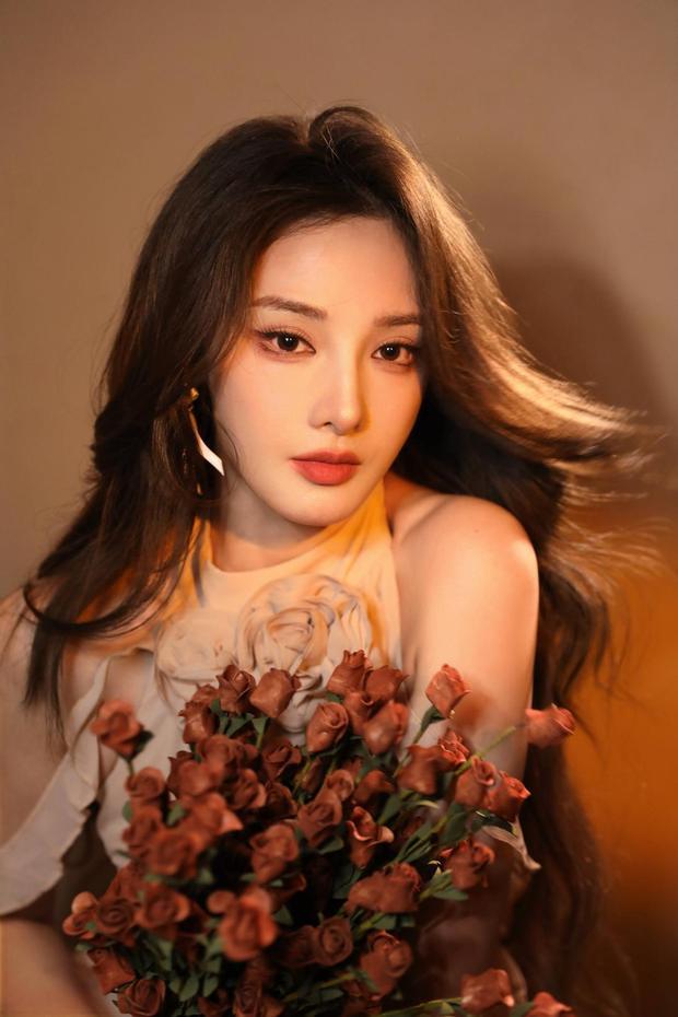 彭小苒锁骨线条吸睛。