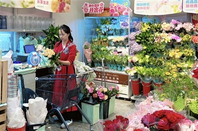 店员在打包鲜花