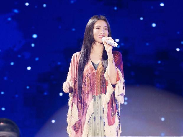 张柏芝全开麦演唱《星语心愿》等经典曲目。