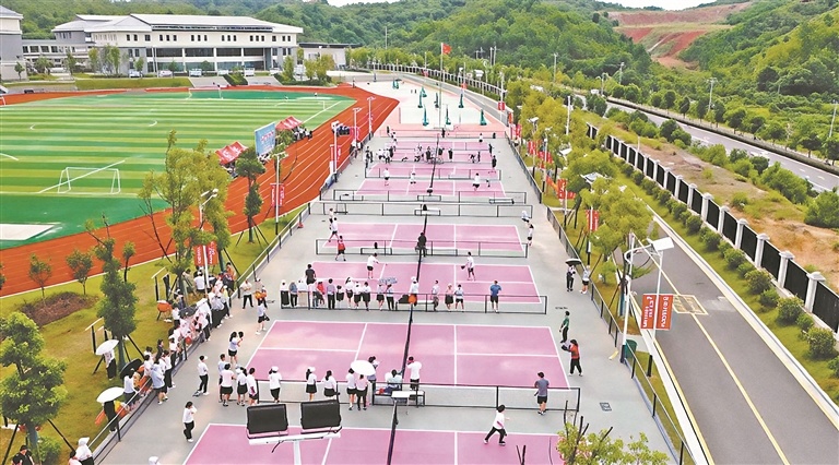 上犹县已在社区、学校、公园等地新改建300余片球场。图为上犹中学匹克球场地。 通讯员 钟先东摄