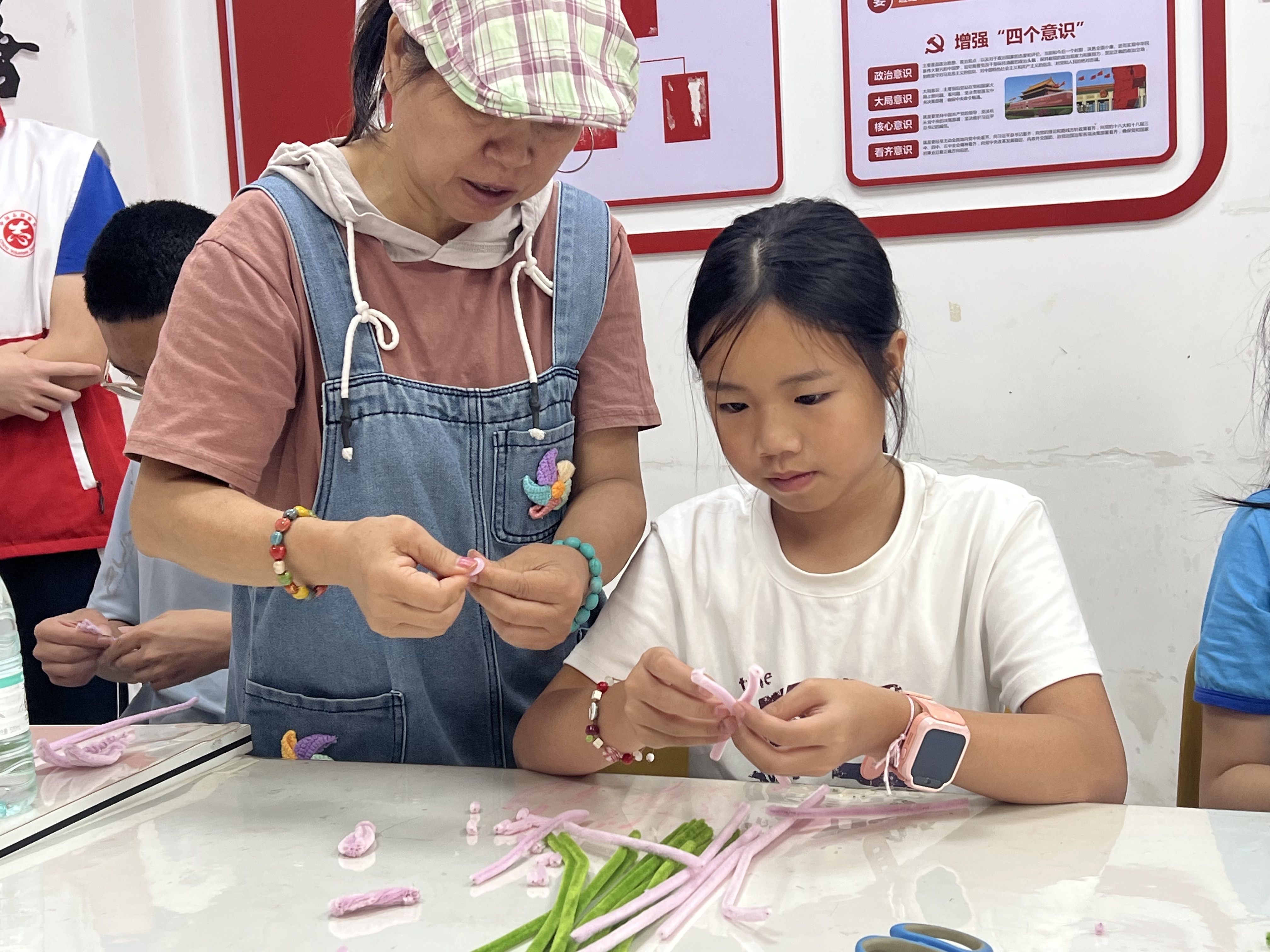 巧手传非遗 温情润社区——龙腾社区开展 青少年绒花手作活动