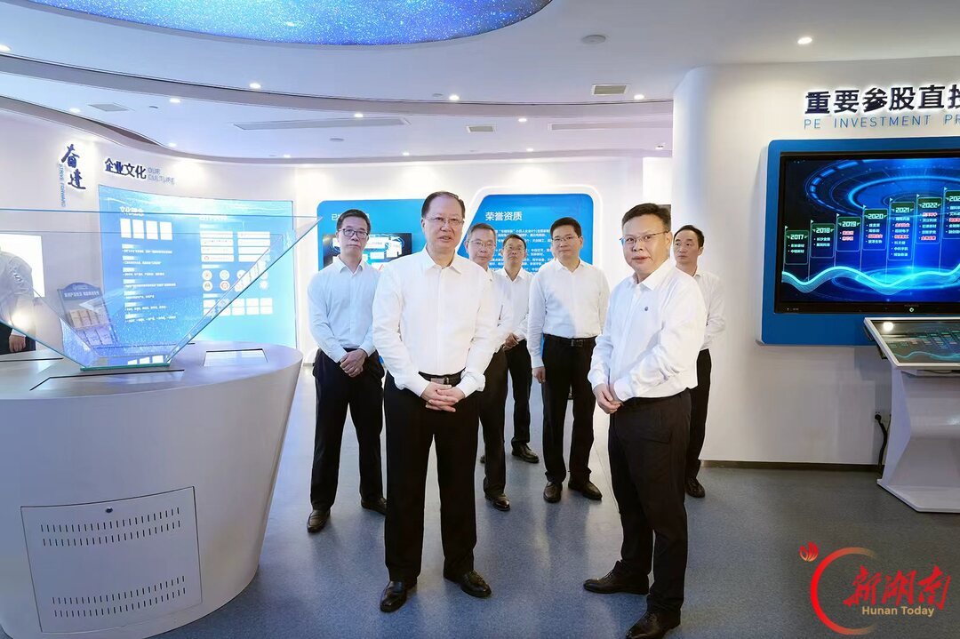 毛伟明了解集团发展情况。
