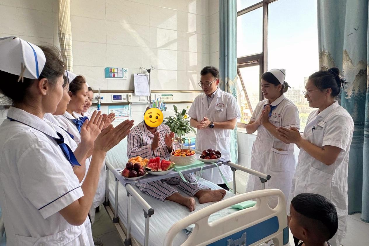 举办病友生日会