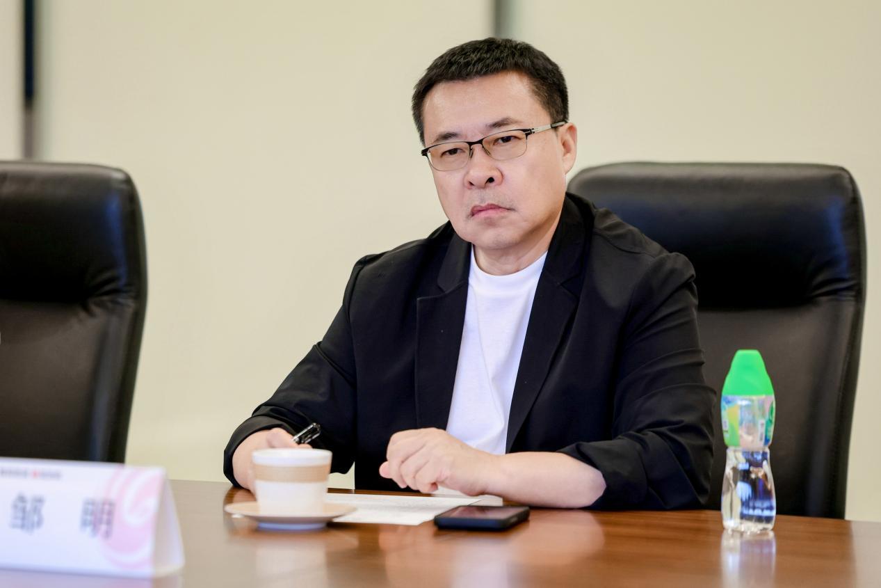 图 | 凤凰卫视编委、凤凰网资深总编辑邹明在座谈会上发言