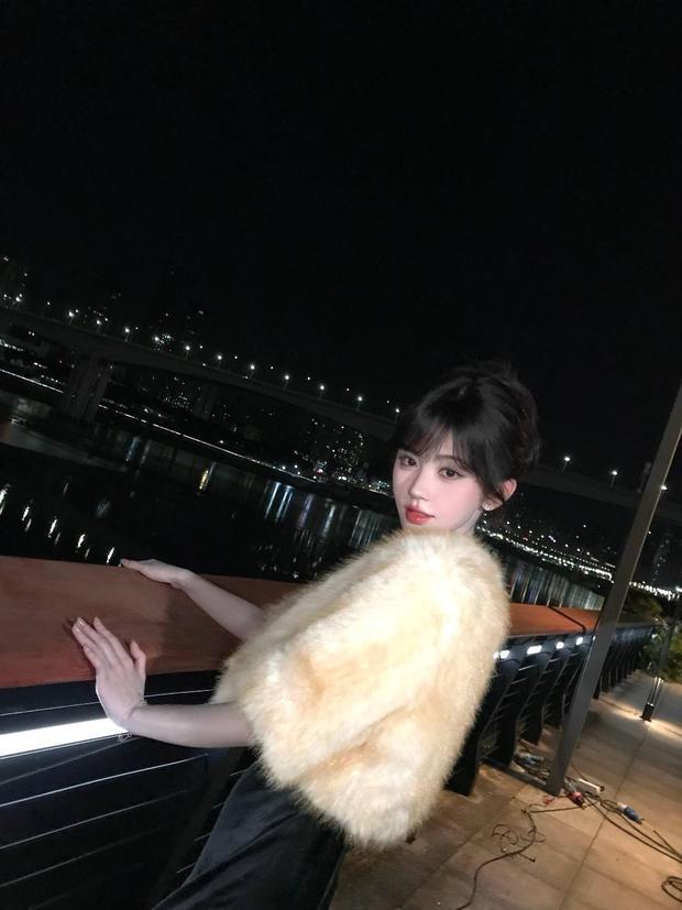 鞠婧祎明媚大方。