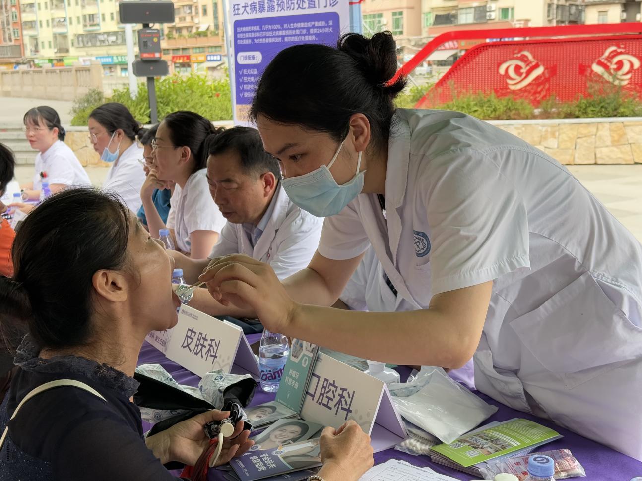 家门口看全科!西乡社区联合恒生医院送健康大礼