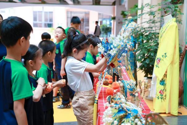 豫剧团进校园,受到青少年喜爱