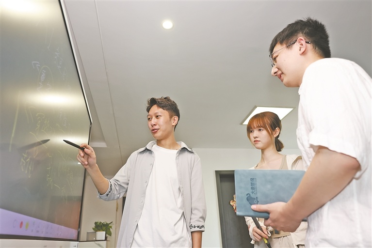 朱宇飞讲解AI短剧的创作理念。