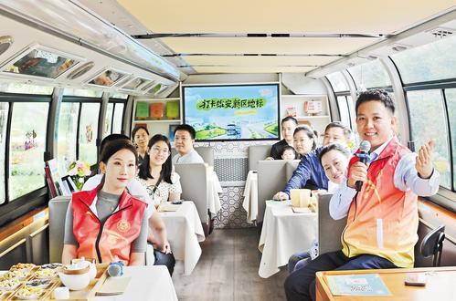 8月15日,雄安新区“疏解同心 志愿同行”系列志愿服务主题活动启动。图为来自疏解企业的职工和他们的子女乘坐城市观光车打卡城市地标。本报记者 刘光昱摄