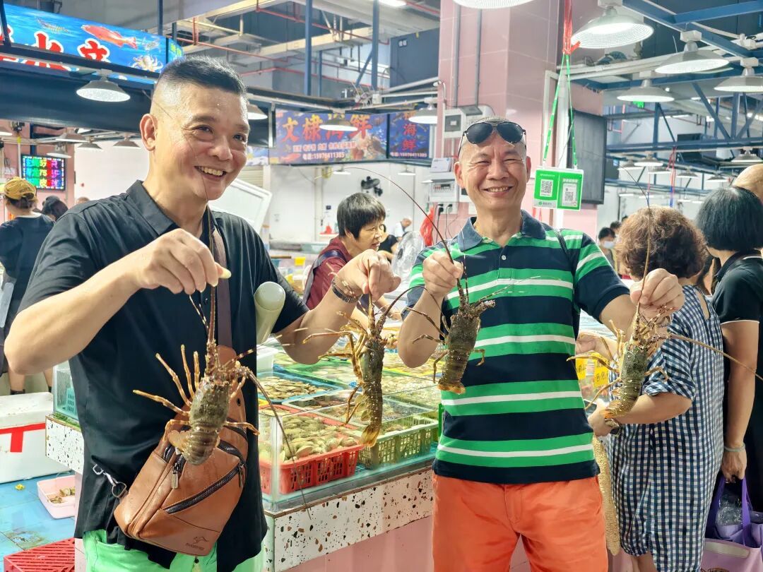市民游客选购海鲜 郭永乐 摄