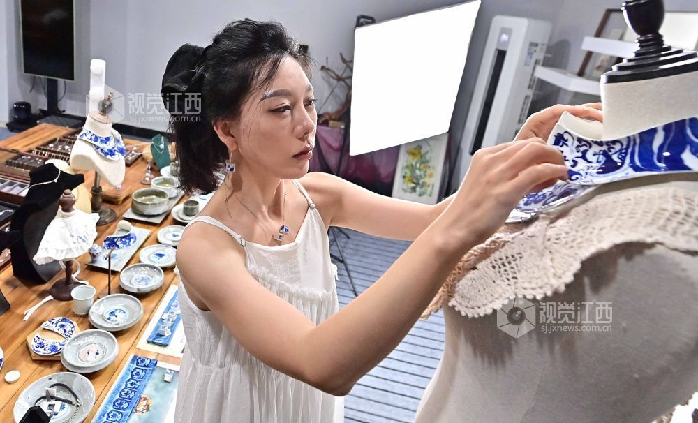 景德镇蒙正手造工作室，王旭正在打理自己创作的陶瓷配饰。