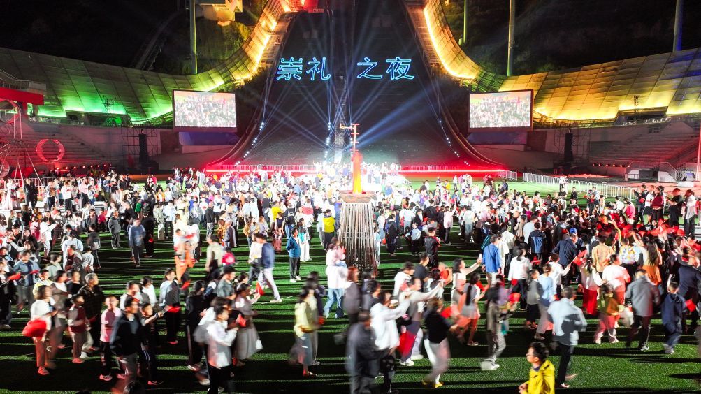 7月17日，国家跳台滑雪中心脚下举办的“崇礼之夜”大型实景演艺秀。受访单位供图