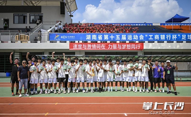 长沙队赛后与来到益阳比赛现场助威的长沙球迷合影。均为长沙晚报全媒体记者 余劭劼 摄