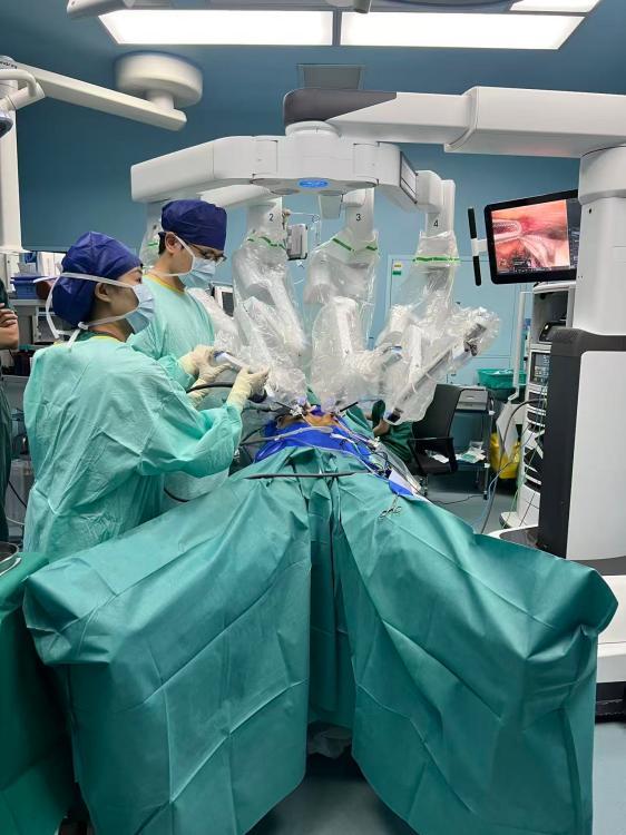 (机器臂在主刀医师操控下实施手术)