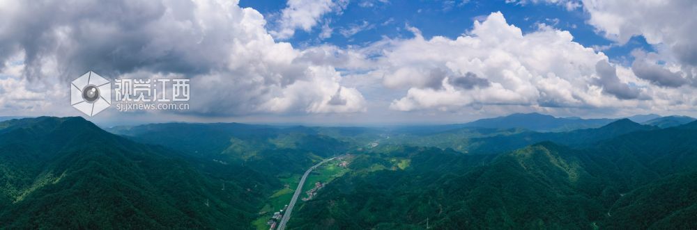 8月18日，航拍下的江西省泰和县中龙乡良坪村。