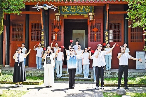 “四个100”文化导师在鹅湖书院开展行进式文艺表演。通讯员 丁铭华摄