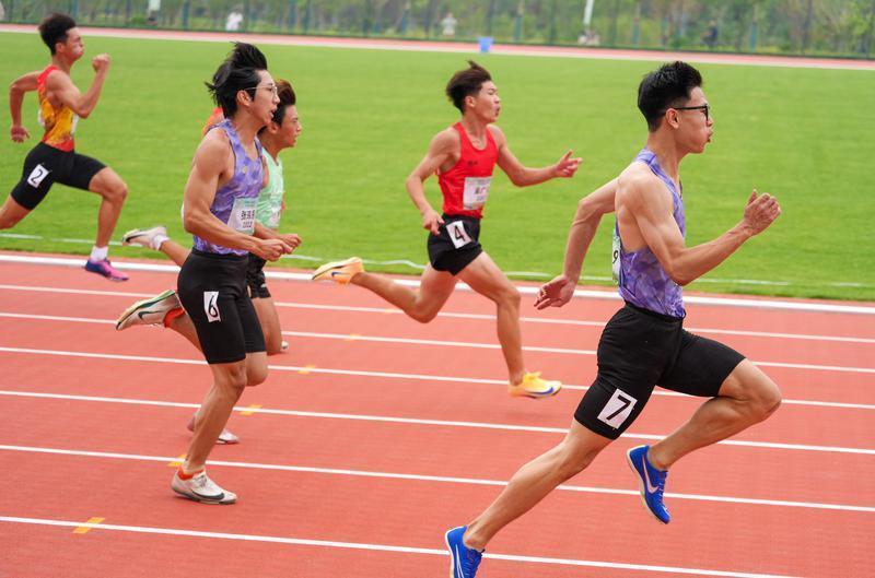 徐泽宇(右一)在男子乙组100米决赛中。