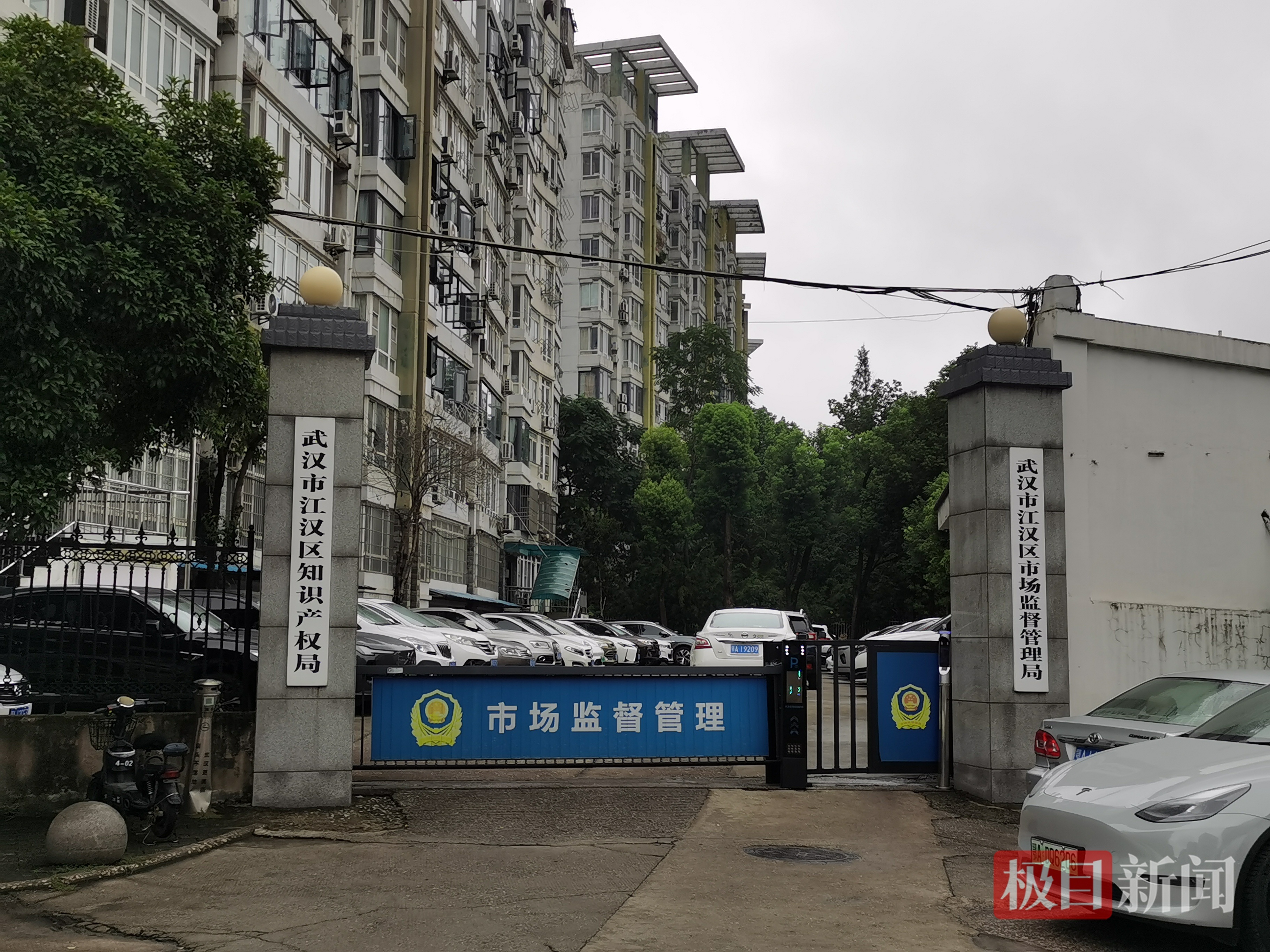 记者陪同胡女士一行到江汉区市场监督管理局反映情况（极目新闻记者余皓拍摄）