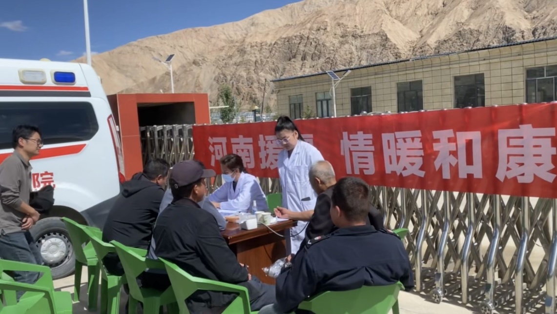 张爱华和同事在和康县开展义诊。