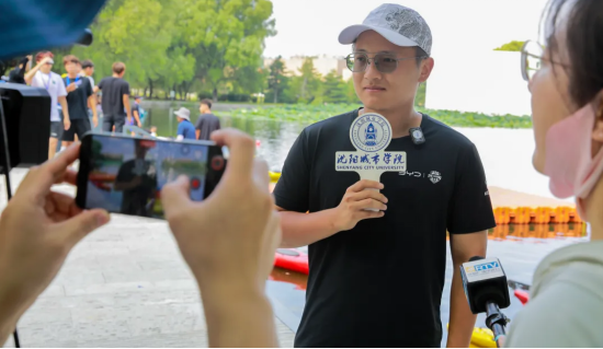 北京大学选手张义阳则是时隔三年再度来到沈阳参赛。谈及感受,他表示,绿岛湖的美景与开放的校园氛围令人印象深刻:“能在这样美丽的湖里划皮划艇,确实是一种享受。”作为生物学专业的学生,张义阳在赛前特意关注了沈阳城市学院的肠道微生态研究院:“来之前拜读了学院发表的论文,觉得学术研究做得很不错。”校园内各国留学生活跃的身影也让他感受到学校国际化的步伐,“学术氛围好,国际化程度高,相信未来一定大有可为。”