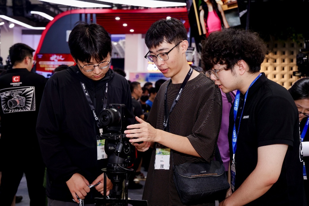 佳能EOS R6 V、EOS C80、EOS C50、EOS R50 V等机型堪称融媒体直播场景的“神器”
