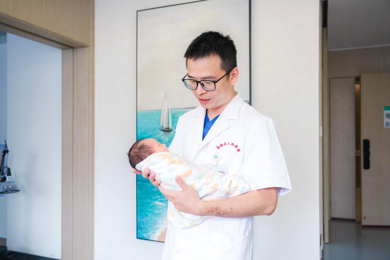 邝智锐与新生儿