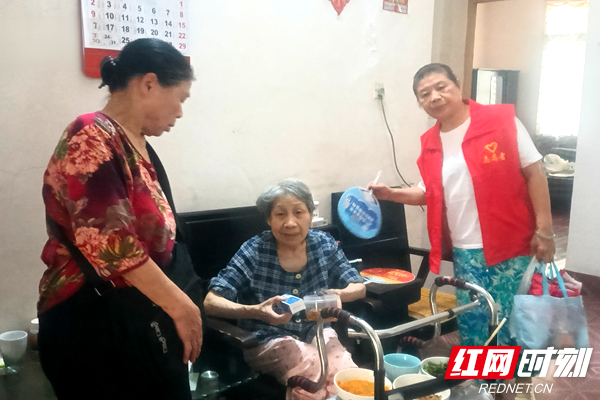 各志愿小组逐户开展走访,将清甜冰凉粉送到独居老人手中,并宣传普及安全知识。