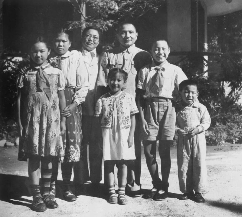 1955年8月，邓小平与家东谈主在北戴河