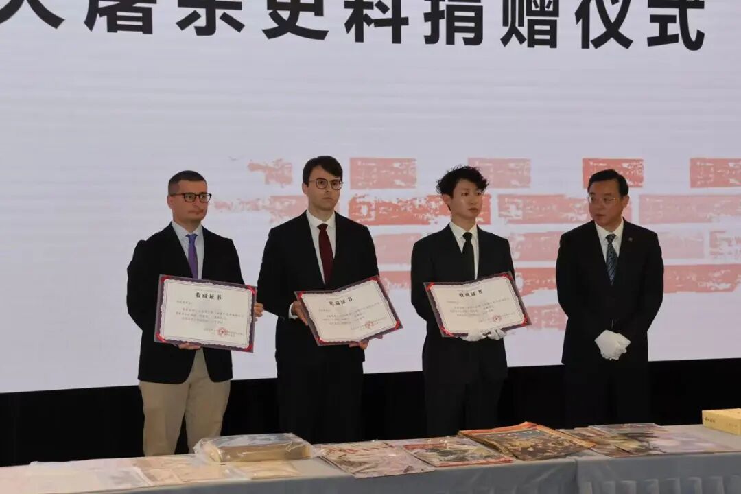 三位青年在南京捐赠抗战档案 受访者供图