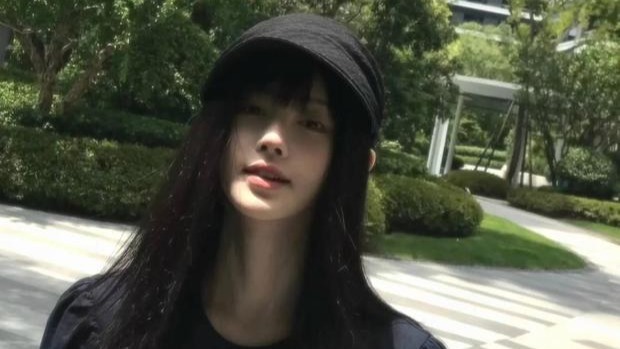 鞠婧祎小黑裙出镜 阳光下回眸格外惊艳