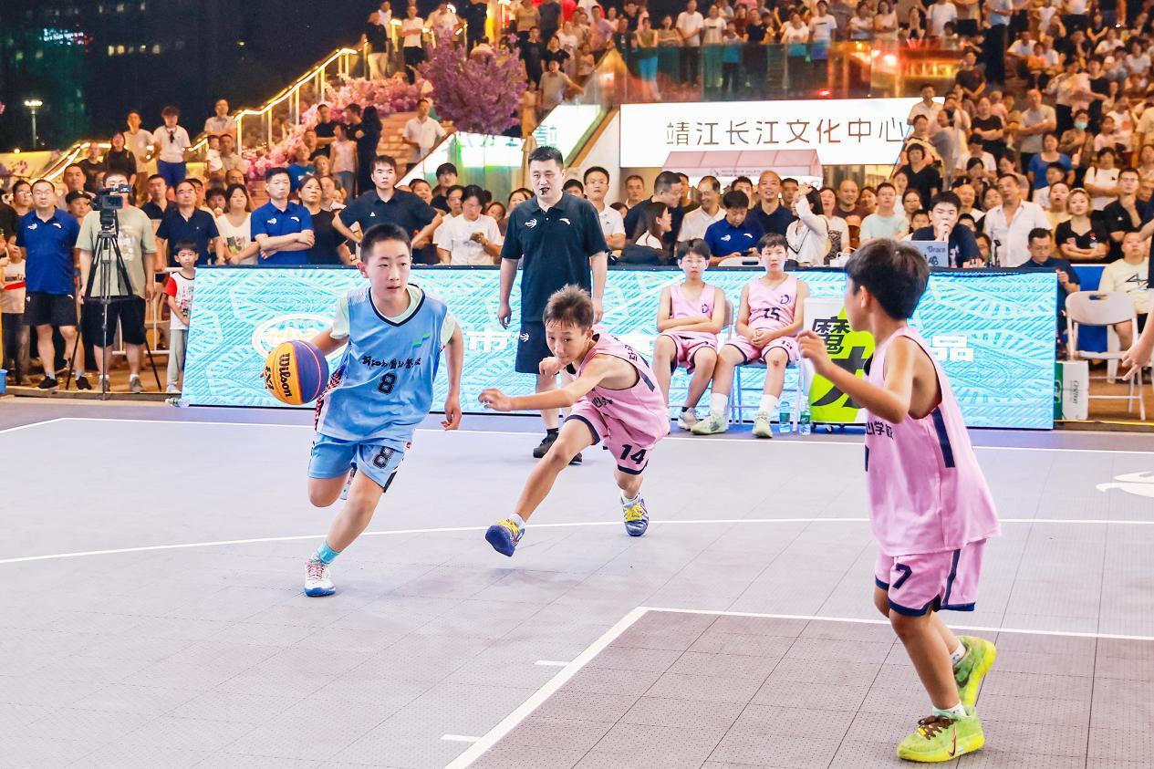 图为2026 年靖江市中小学生三人篮球赛现场。