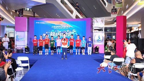 江南青草地的11名小记者化身足球小将，喊出响亮的口号为11支参赛队伍加油。