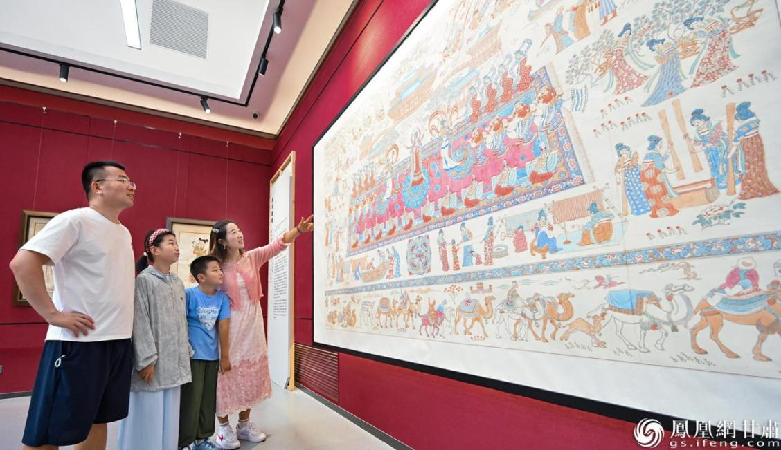 展览吸引美术爱好者慕名参观学习　王景景　摄