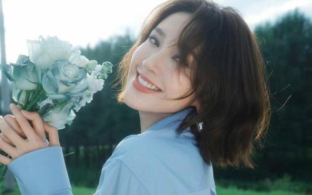 唐艺昕手捧鲜花笑容清甜。