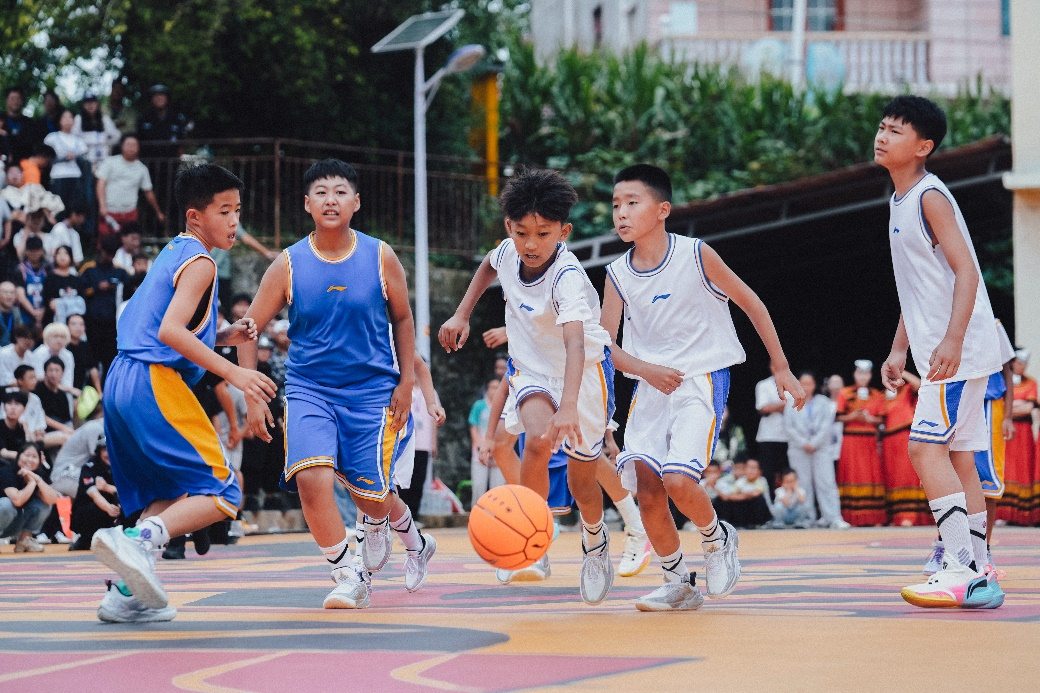 巴特勒在场边观看篮球少年比赛