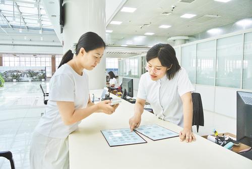 近日,在沧州市政务服务中心,沧州市行政审批局工作人员(右)正在接受办事人员咨询。本报记者 王雅楠摄