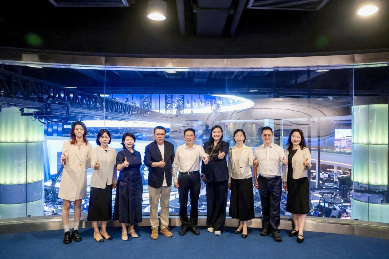 图 | 贵旅集团代表团与凤凰卫视、凤凰网相关负责人在凤凰卫视新闻中心前合影