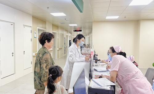 在沧州市中心医院会诊转诊服务中心，医护人员正为转诊患者办理入院手续。司晓辉供图
